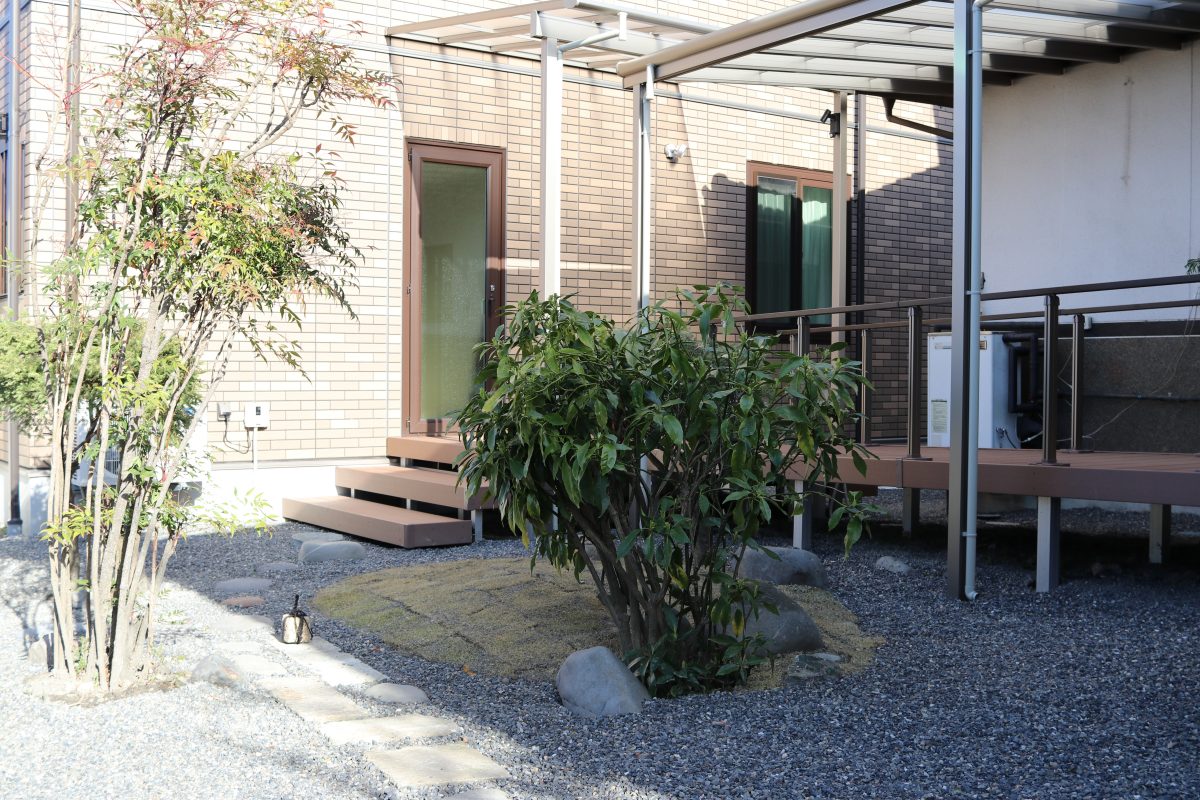 母屋と離れを中庭と渡り廊下で繋ぐ 松本市 ｎ様邸 アトリエグリーン松本 塩尻市 松本市の外構 エクステリア専門店です
